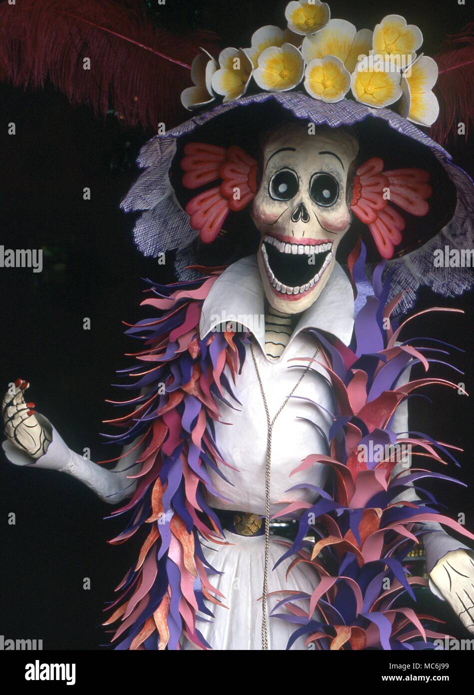 Tod - FESTIVAL DER TOTEN. Modell eines gekleidete weibliche Skelett, machte die wichtigsten Festivals der Toten in Mexiko zu feiern. an Oaxaco fotografiert. Stockfoto