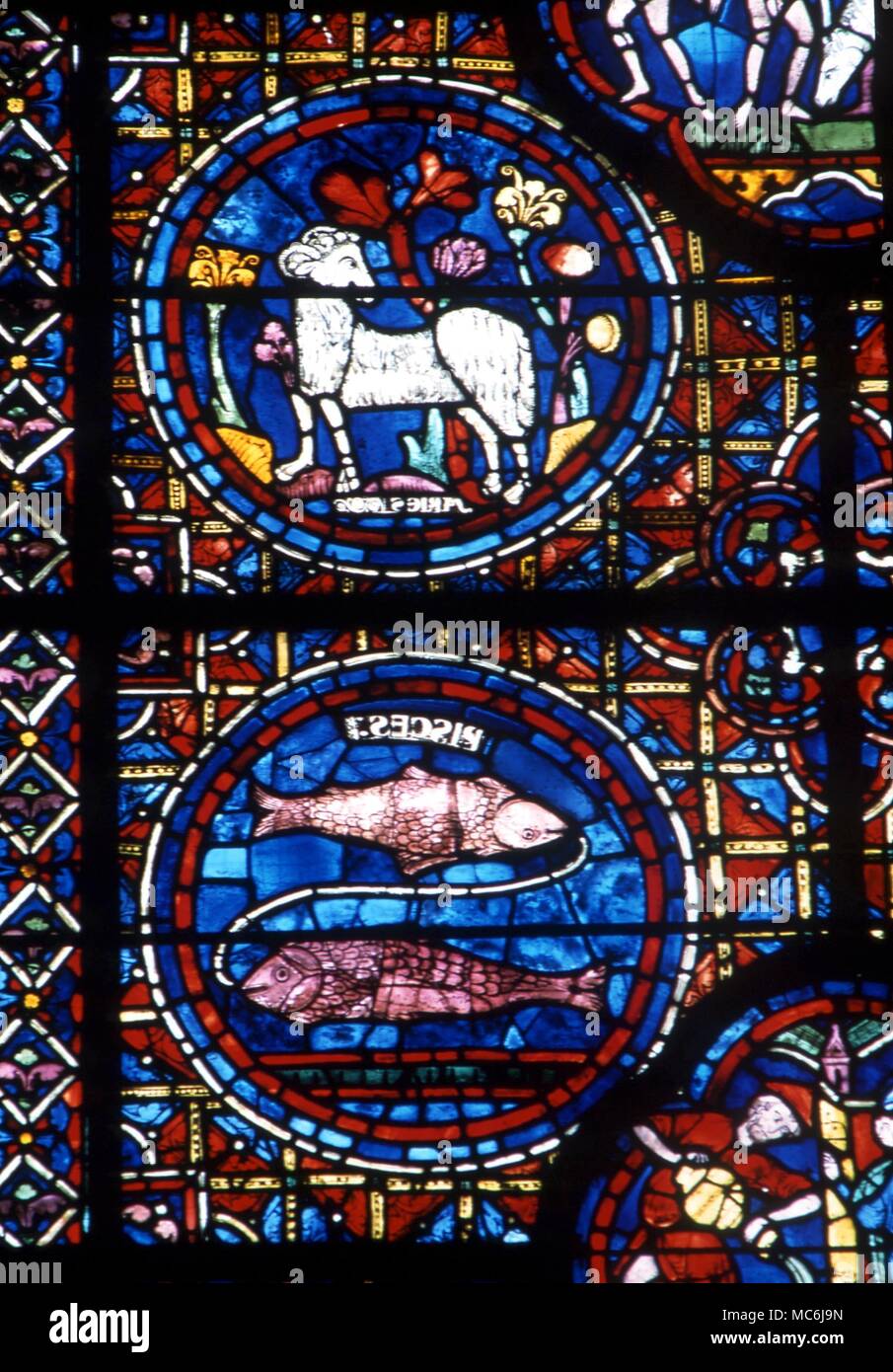 Astrologie. Tierkreiszeichen Widder und Fische aus dem Tierkreiszeichen Fenster der Kathedrale von Chartres, Frankreich Stockfoto