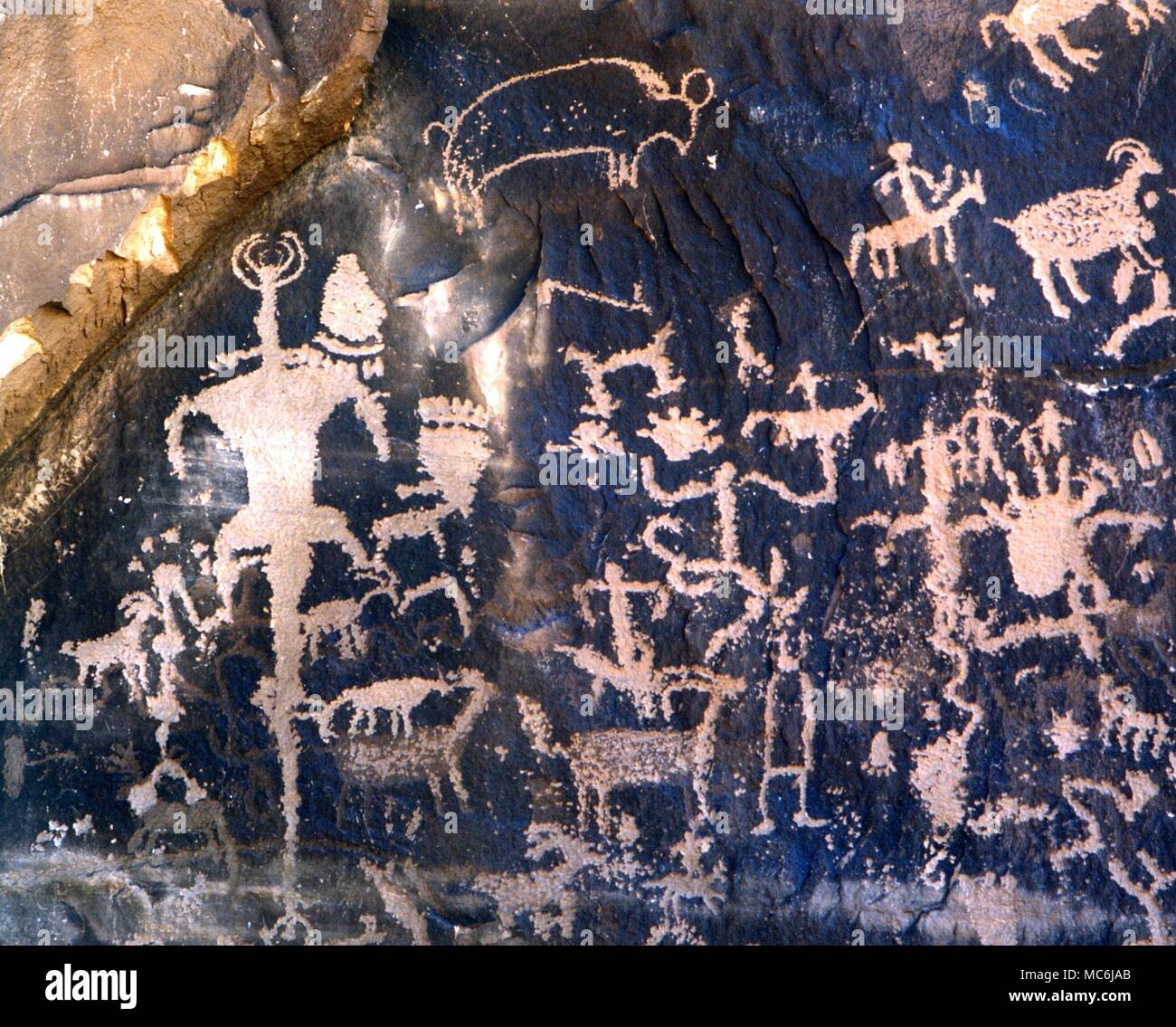 Piktogramme - Raum - Männer. Native American Piktogramme, einige mit Tier - Götter der Art sagte von Daniken raumfahrer oder Astronauten zu vertreten - siehe beispielsweise die gehörnten Abbildung auf der extremen Linken des Bildes. Piktogramme auf dem Newspaper Rock, Utah Stockfoto