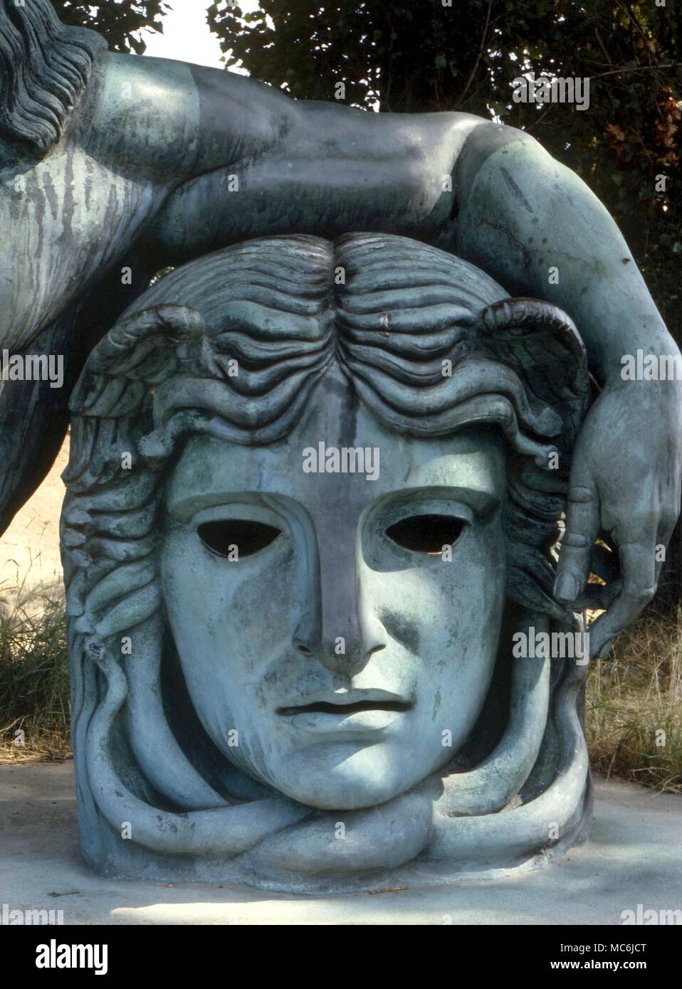 Dämonen - MEDUSA. Der enthauptete Kopf der Gorgo Medusa, auf der Leonardo da Vinci dargestellt ist liegend seinen linken Arm. Riesige Statue am Ufer der Loire, in Amboise, Frankreich Stockfoto