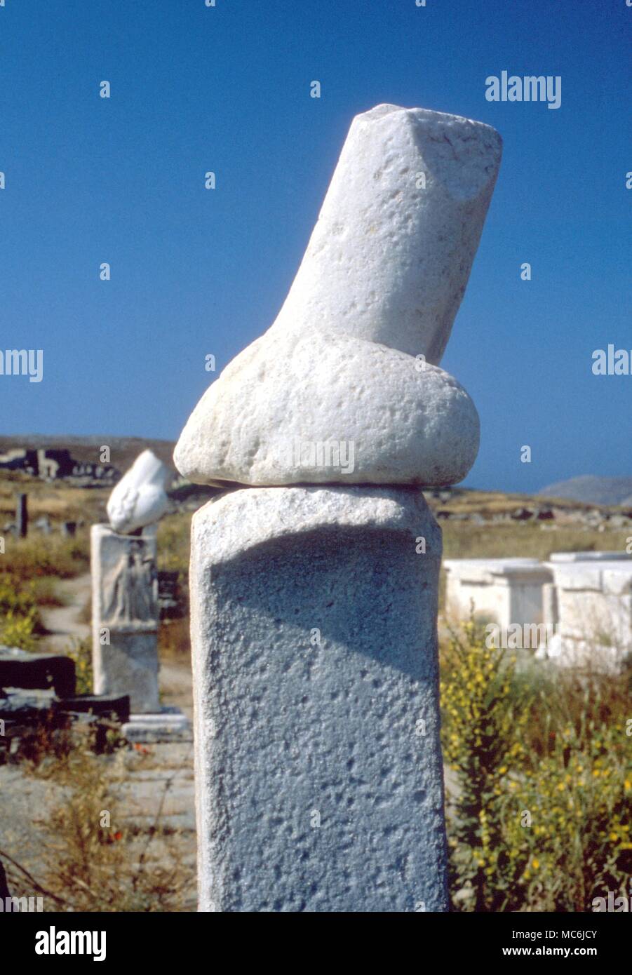 Griechische Inseln - DELOS. Phallische Bildhauerkunst (verbunden mit Hermes) auf dem heiligen Weg auf Delos Stockfoto