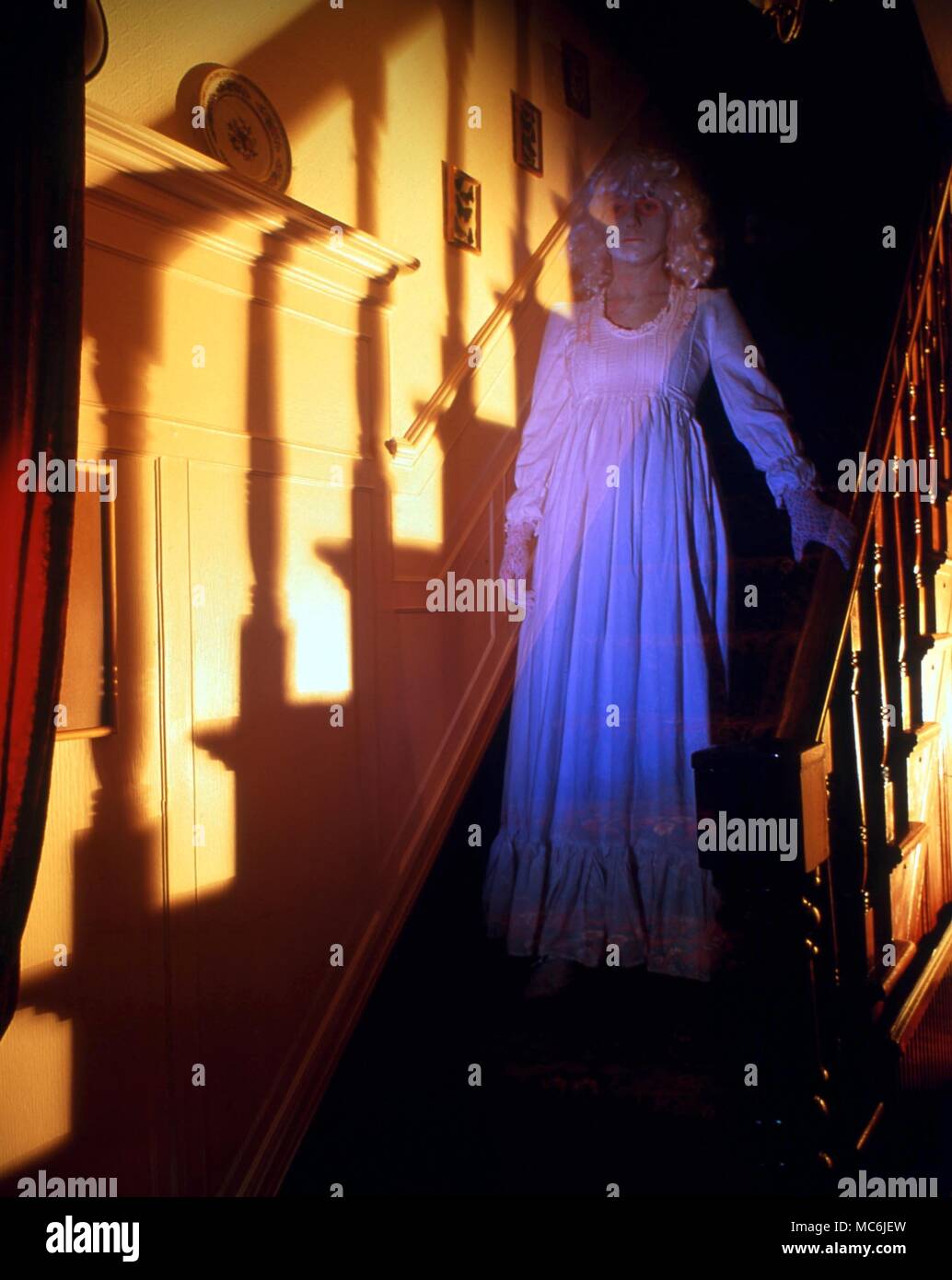 Geister. Geist einer Frau absteigend die Treppe von einem viktorianischen Haus. Doppelte Belichtung eine spät-viktorianischen Ghost Story zu veranschaulichen Stockfoto