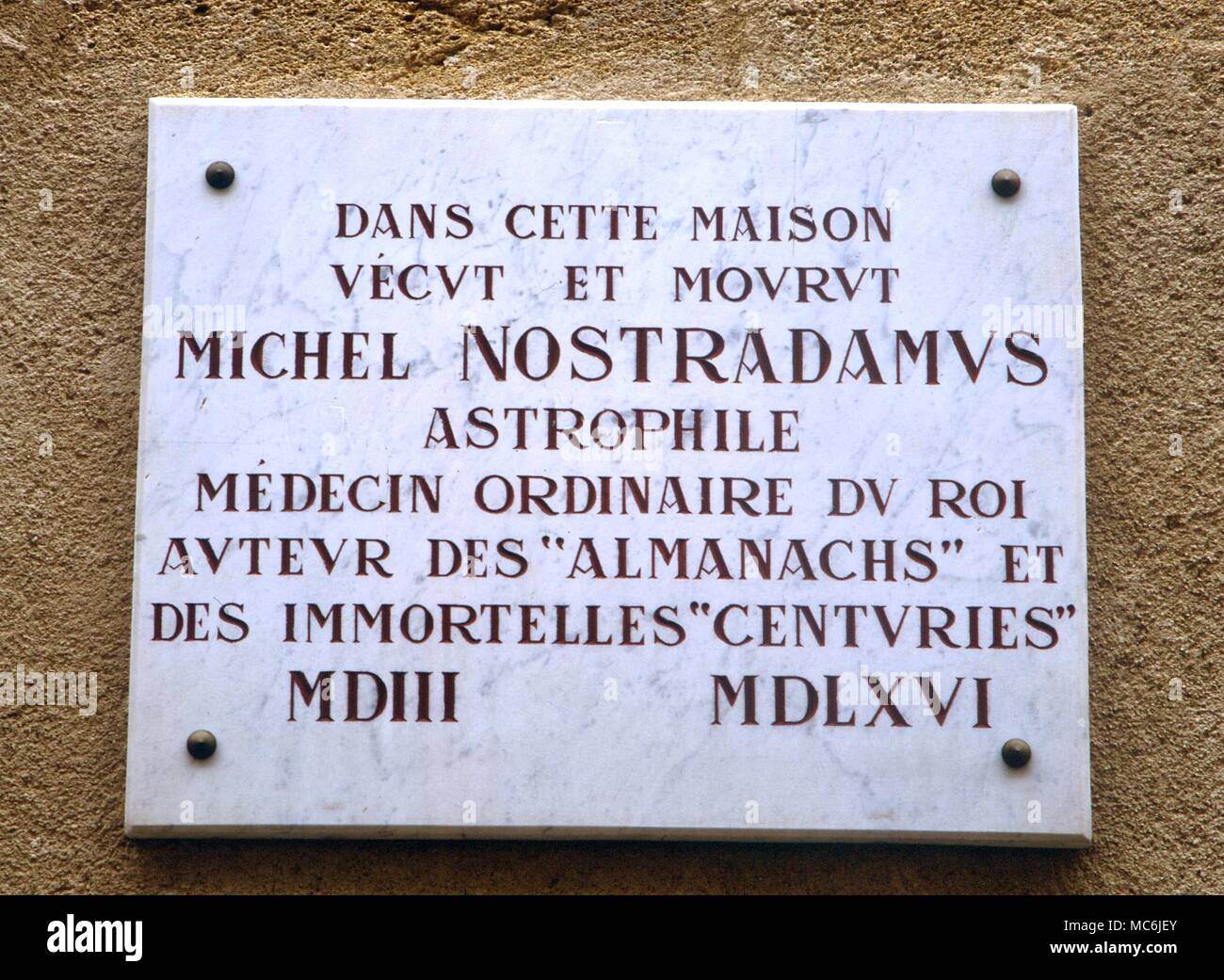 NOSTRADAMUS-Tablet mit Inschrift auf der Fassade des Hauses von Nostradamus, in Salon-de-Provence Stockfoto