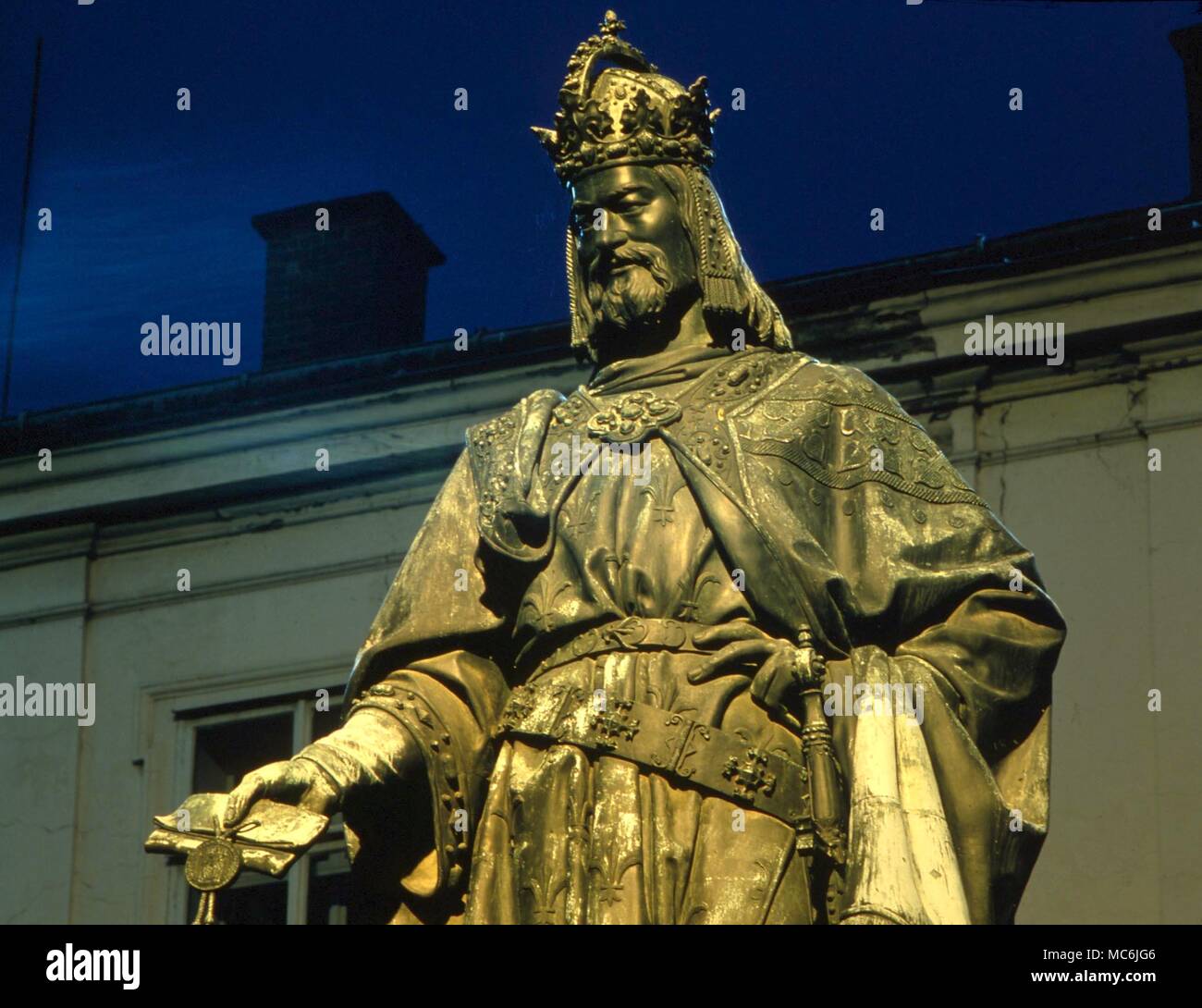 Okkultisten - KARL VI. Statue von Karl VI. am östlichen Ufer der Vitava Fluss, von der Karlsbrücke. Charles VI ist besagte letzte Herrscher Europas zu initiieren. Stockfoto