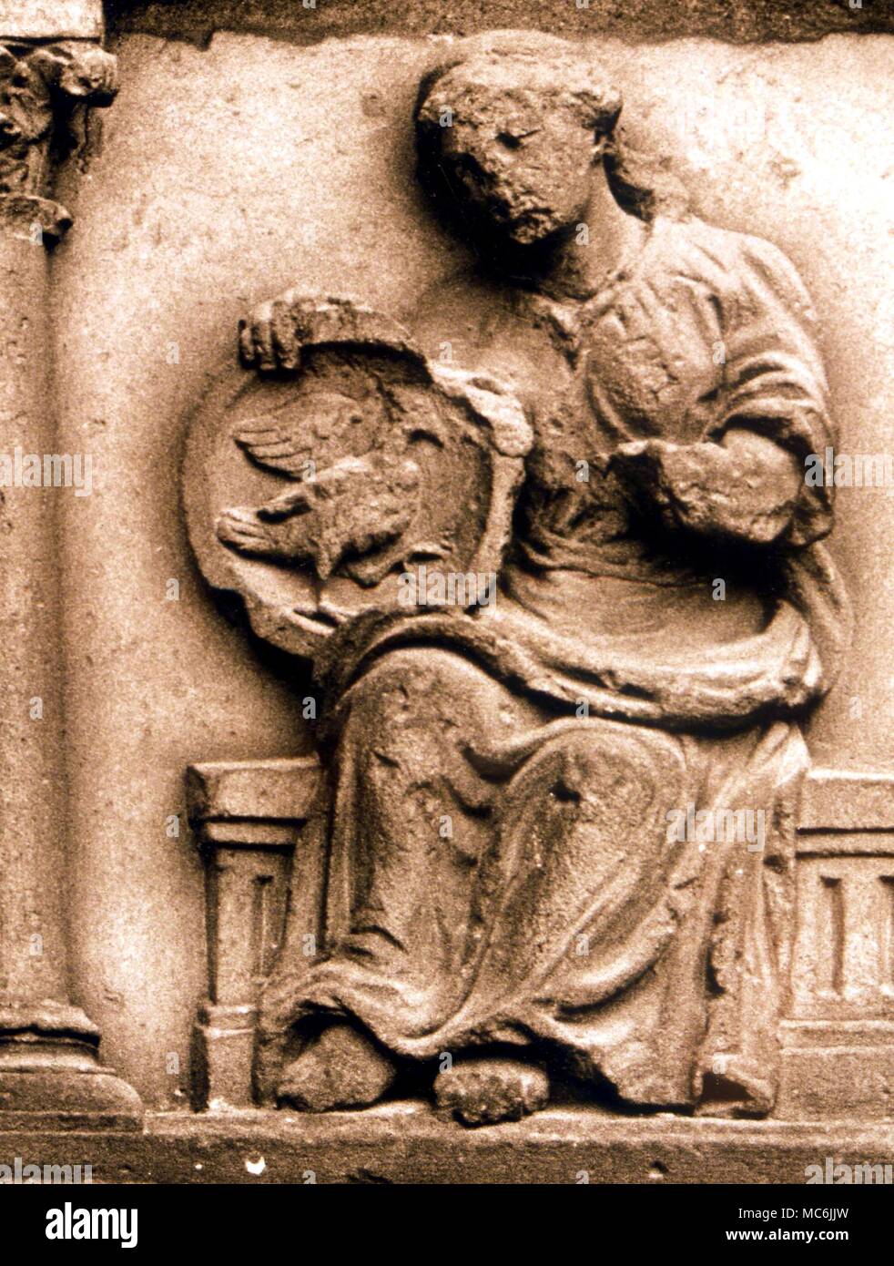 Alchemie - Fäulnis. Alchemistisches Gerät von Frau mit Lager eine Krähe, alchemistische Symbol der Putrefation. 13. jahrhundert Relief auf der Fassade der Kathedrale Notre Dame, Paris Stockfoto