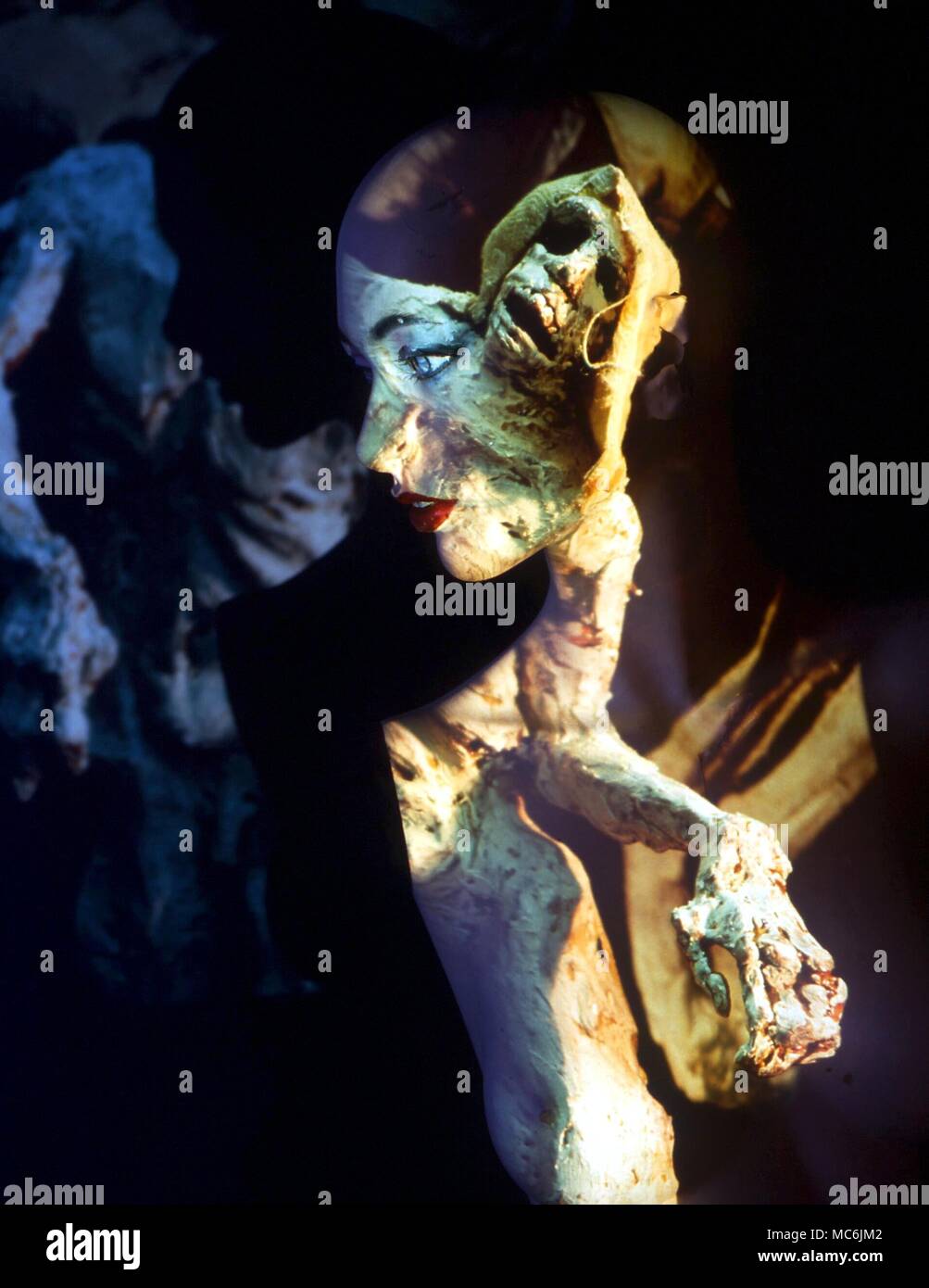 FRANKENSTEIN - Projektion eines Frankenstein Monster auf dem Körper eines Modells. Abbildung für Mary Shelleys "Frankenstein oder der moderne Prometheus" (1818) Stockfoto