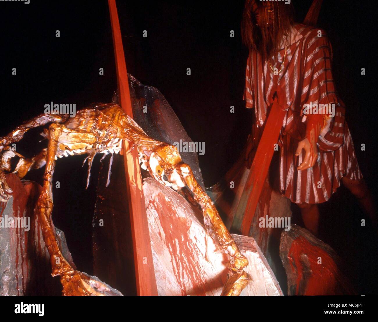DRACULA - Vlad the Impaler. Anzeige Modell, in dem die Leichen der Häftlinge aufgespiesst auf die Bestellungen von Vlad the Impaler. Gefangene wurden in der Regel über Klippen geworfen zu scharfen Einsätzen. Aus der Hebden Krypta. Hebden Bridge Stockfoto