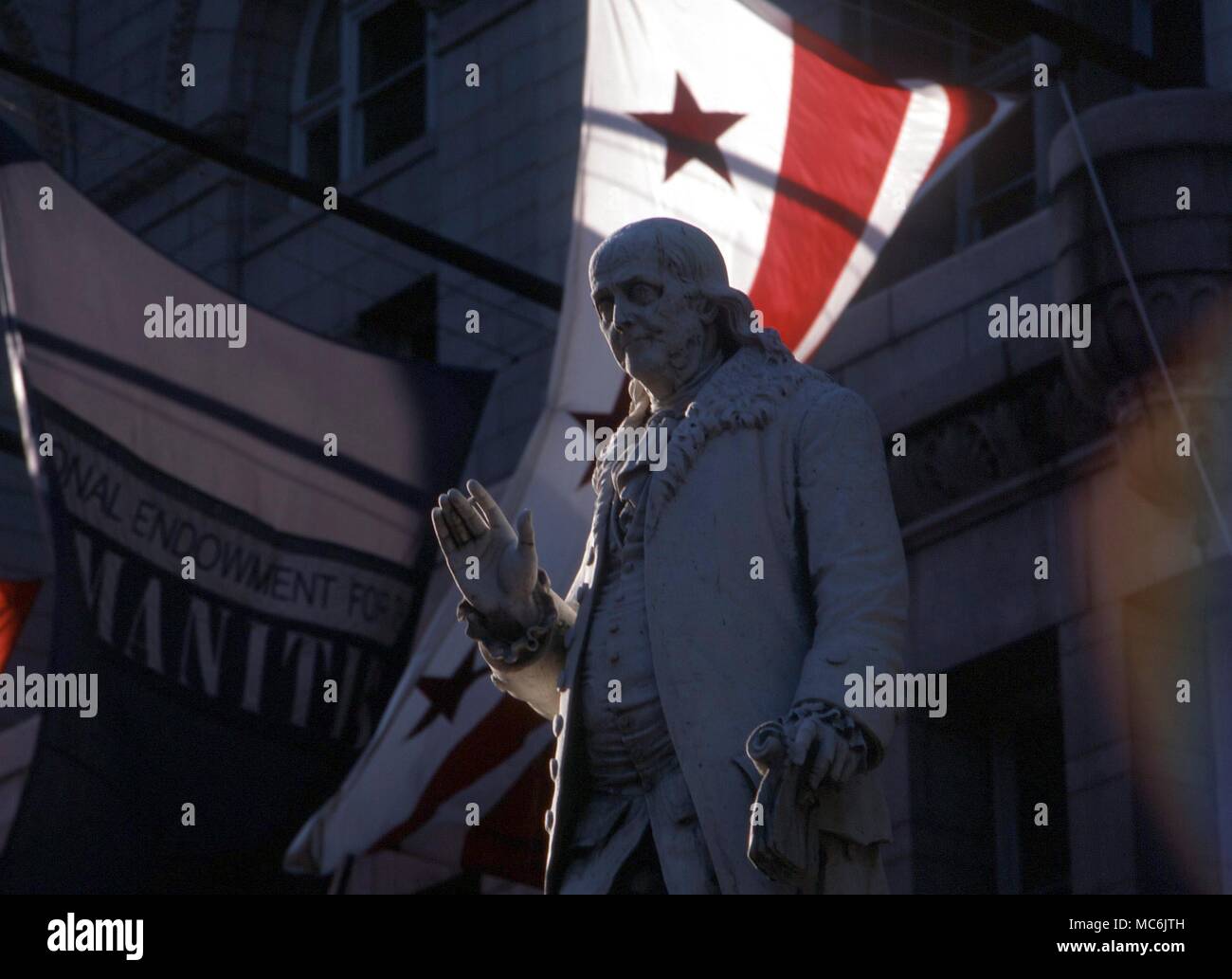 MASONIC - Benjamin Franklin. Statue von Benjamin Franklin (von Jacques Jouvenal) in Pennsylvania Avenue, Washington DC-Stadt gegeben durch Stilson Hutchins. Franklin ist wohl die berühmteste aller USA Maurer, neben George Washington Stockfoto