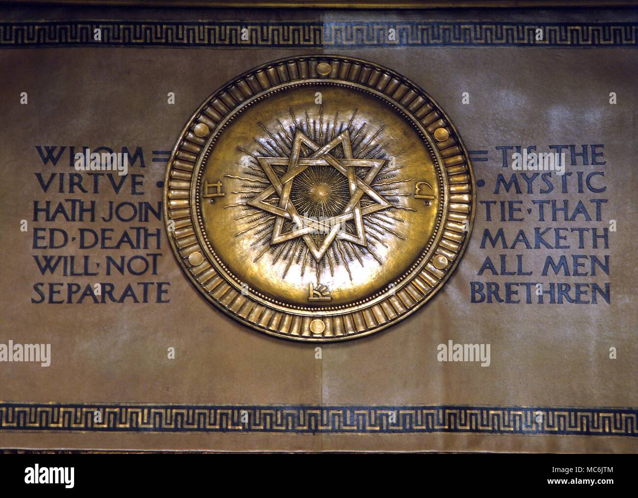 Mauerwerk. 9 Stern (drei interlockig Dreiecke) über das Ritual Tür tot er Oberen Tempel des Schottischen Ritus Masonic Hall, Washington DC, USA Stockfoto