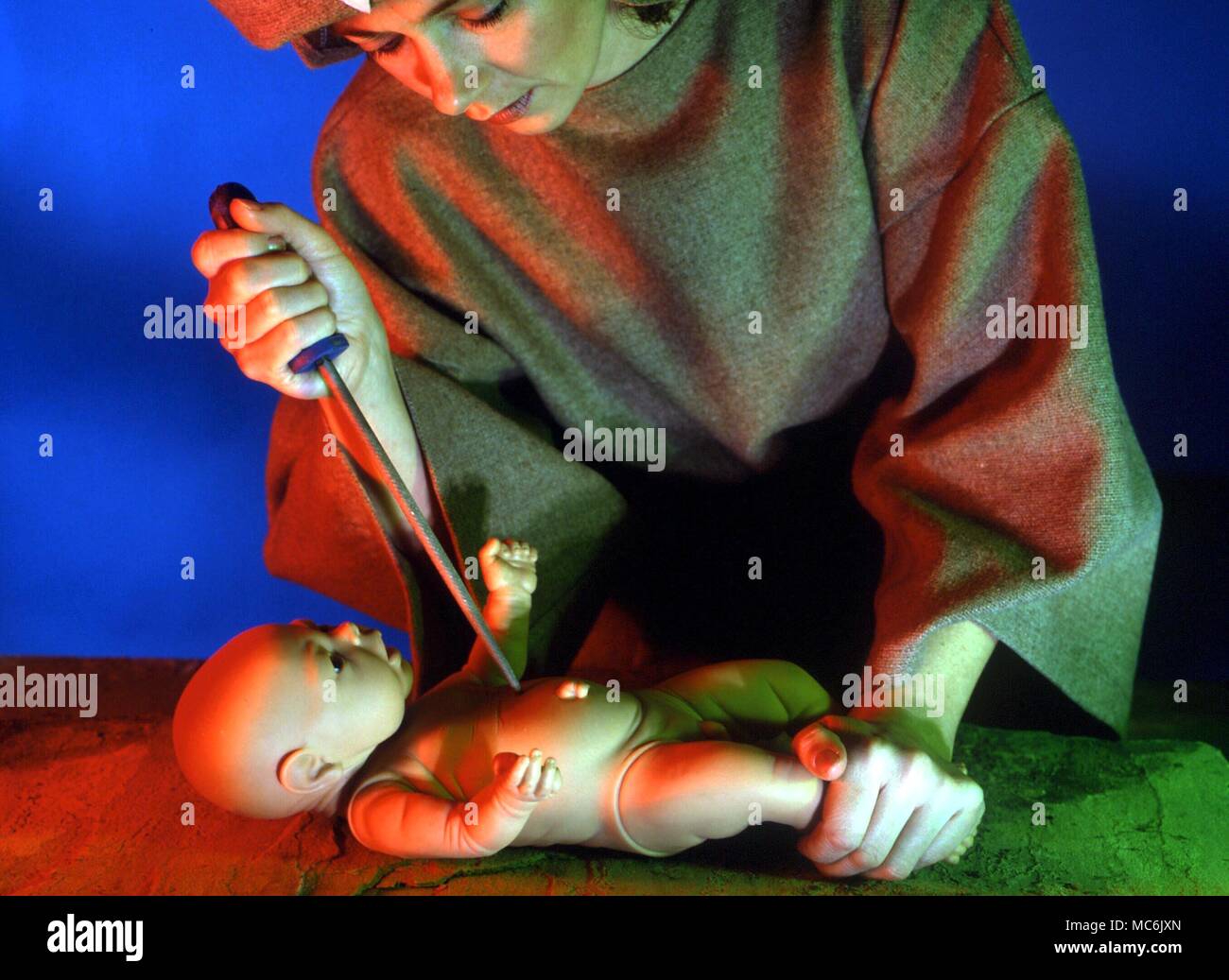 Hexerei - Kegel. Eine Puppe, die magisch genannt worden, und investiert mit einer okkulten Lebenskraft, beruht auf der Überzeugung, dass dies von der Kegel der lebendigen Person übertragen werden misshandelt Stockfoto