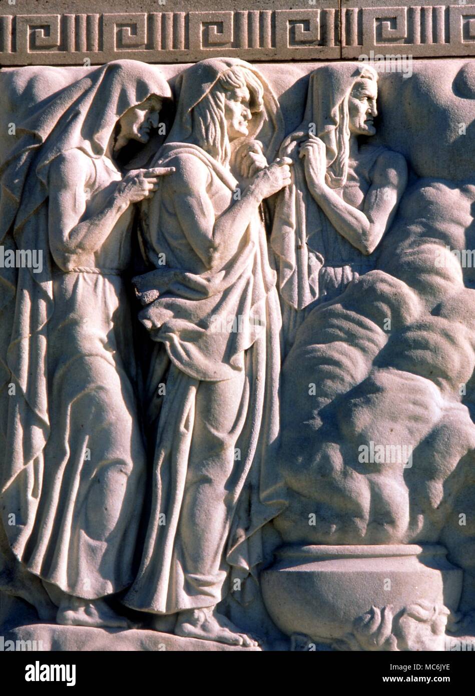 Hexerei - Hexen von macbeth Die drei "Weird Sisters", die Macbeth auf die verwüsteten Heide treffen. Skulptur an der Fassade der Folger Shakespeare Memorial Library in Washington DC. Von John Gregory, 1932 geformt Stockfoto