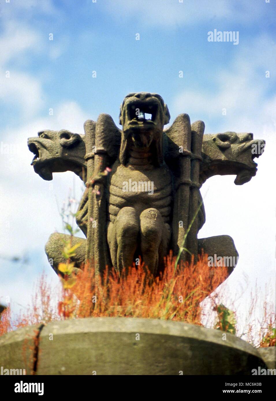 Dämonen - KINROSS. Dämonische Brunnen im Zentrum von Dundee (Schottland), vielleicht im Zusammenhang mit der alten Kreuzung dämonismus von Hekate Stockfoto