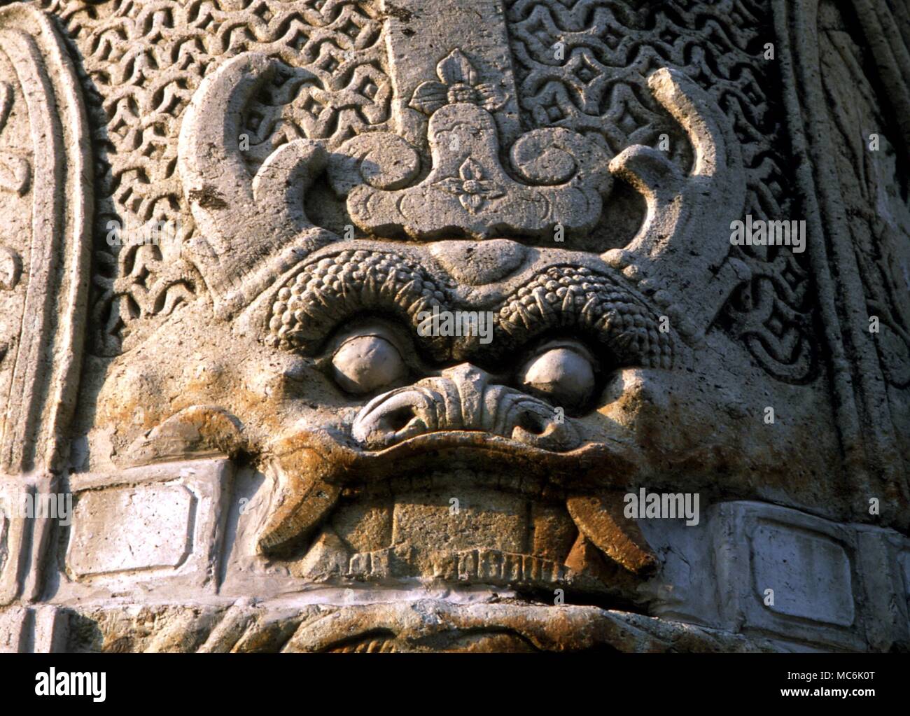 Dämonen-fanged Dämon, der dekorative Gürtel von einem Tempel Wächter, aus dem Tempel Wat Arun, Bangkok Stockfoto