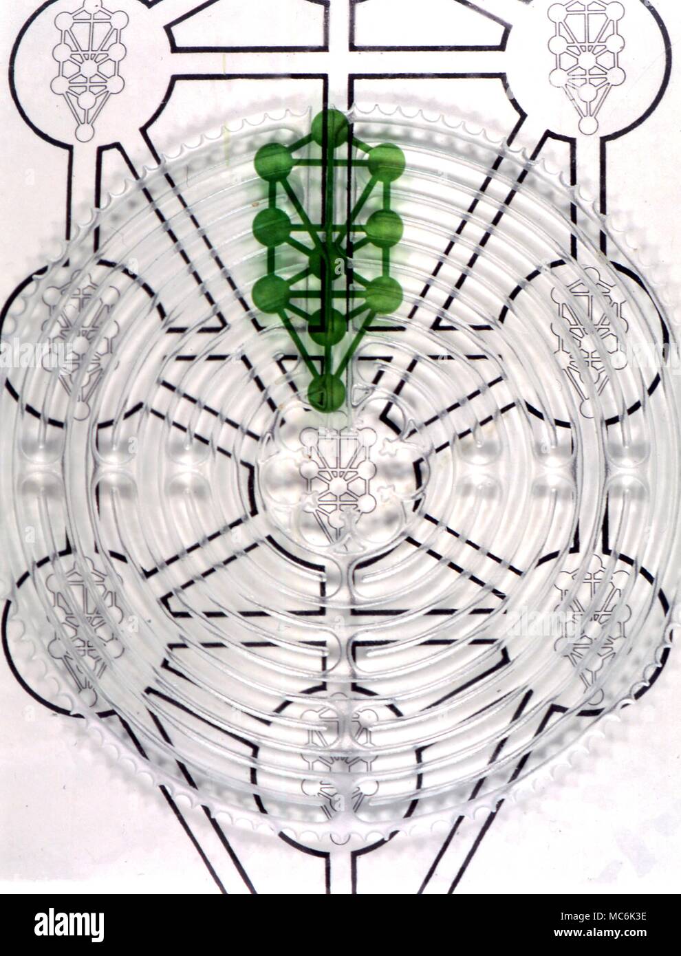 Kabbala Sephirothic Baum und Adam Kadmon Der Sephirothic Baum der Kabbala überlagert mit einem anderen Sephirothic Baum, die wiederum durch ein Labyrinth Kabbala n überlagert wird: manchmal als Kabbala hat zwei Bedeutungen; der erste eine Körper der mystischen Lehren der rabbinischen Ursprungs, die auf eine esoterische Interpretation der Hebräischen Schriften basieren. Die Kabbala ist auch als Geheimlehre ähneln diese Lehren bekannt. Ein traditionell geheime esoterische oder okkulte Angelegenheit die Sephirothic Baum besteht aus zehn Globen von leuchtenden Glanz in drei vertikale Spalten angeordnet und verbunden Stockfoto