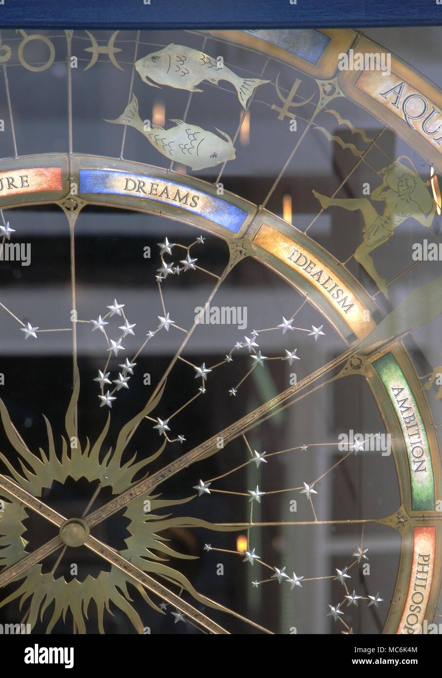 Sternzeichen. Fische Detail der Fische von der modernen zodia auf dem Fenster der Astrologie Shop in Neal Street, London Stockfoto