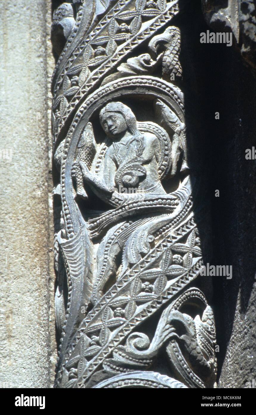 Tierkreiszeichen. Fische allegorische Fische an der Tür der Westfassade der Kathedrale von Chartres. 13 c? Stockfoto