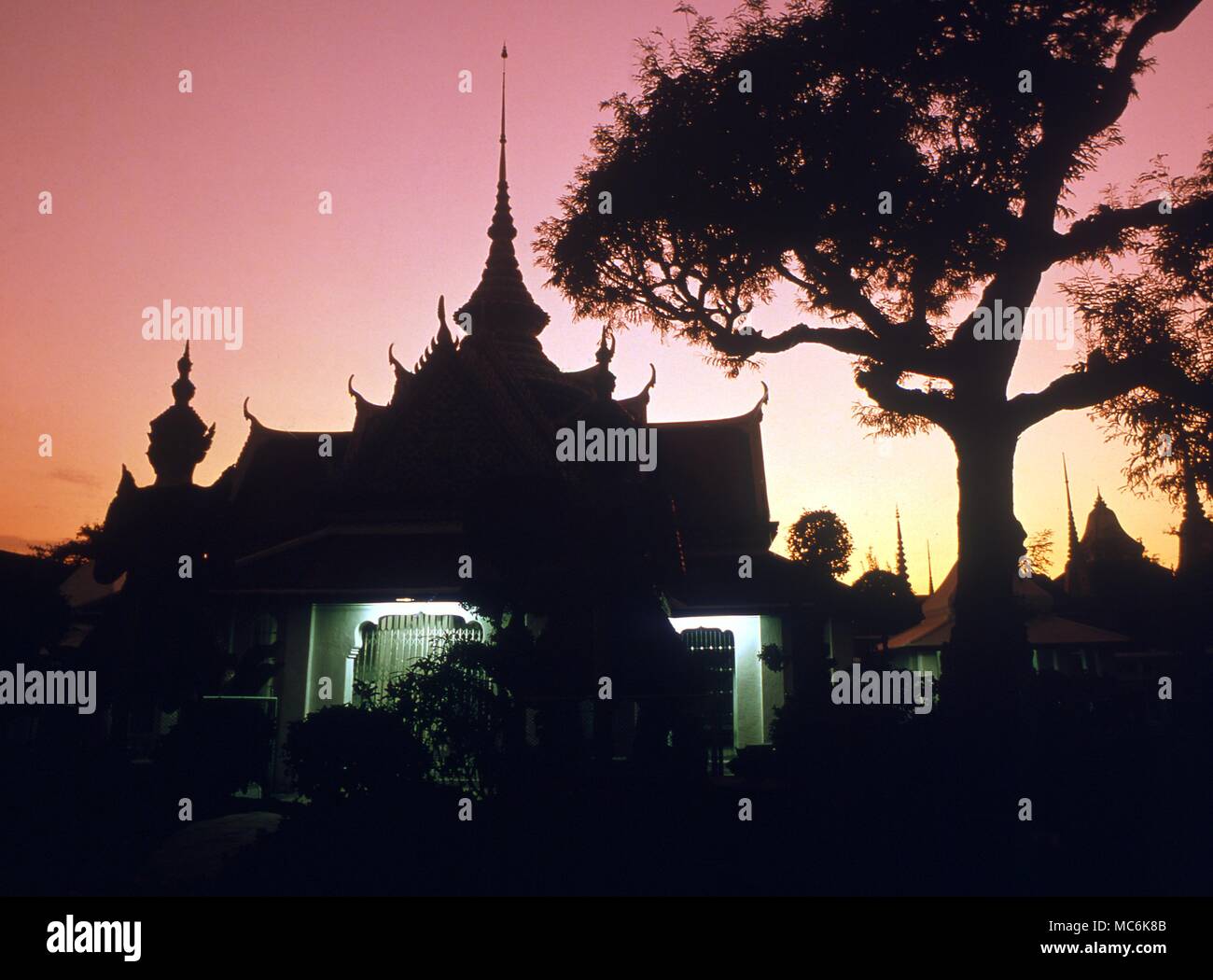 Eine der buddhistischen Tempel von Wat Po Bangkok kurz nach Sonnenuntergang Stockfoto