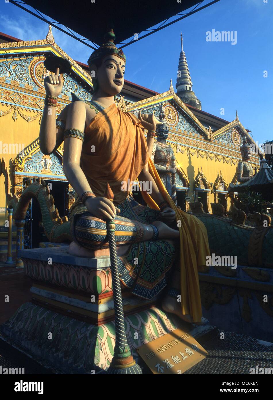 Buddhistische Gottheit außerhalb der Fassade des Wat Chayamanghkalaram Tempel Penang Malaysia Stockfoto