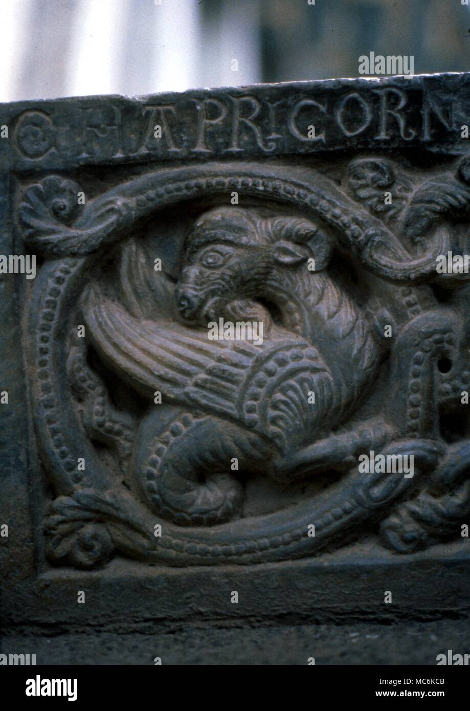 Astrologie Tierkreiszeichen Steinbock als geflügelte Ungeheuer roundel in der constellational Bogen an der Spitze der Treppe der Toten Sagra di San Michele Susa 13. Stockfoto