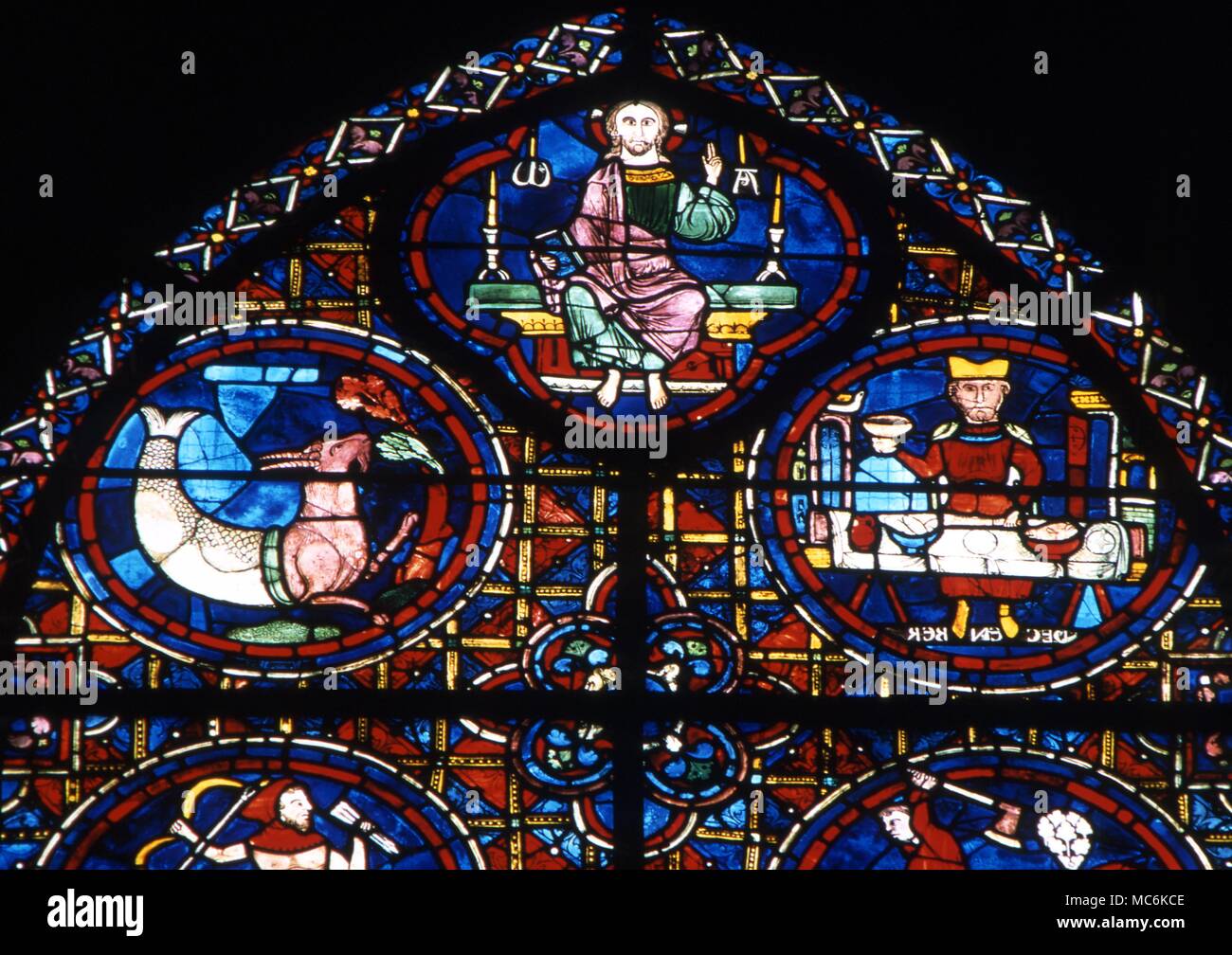 Astrologie Tierkreiszeichen Steinbock Detail des Tierkreises Fenster in der Kathedrale von Chartres Frankreich Steinbock, die Ziege fisch Christus zwischen Alpha und Omega Monat Dezember Stockfoto
