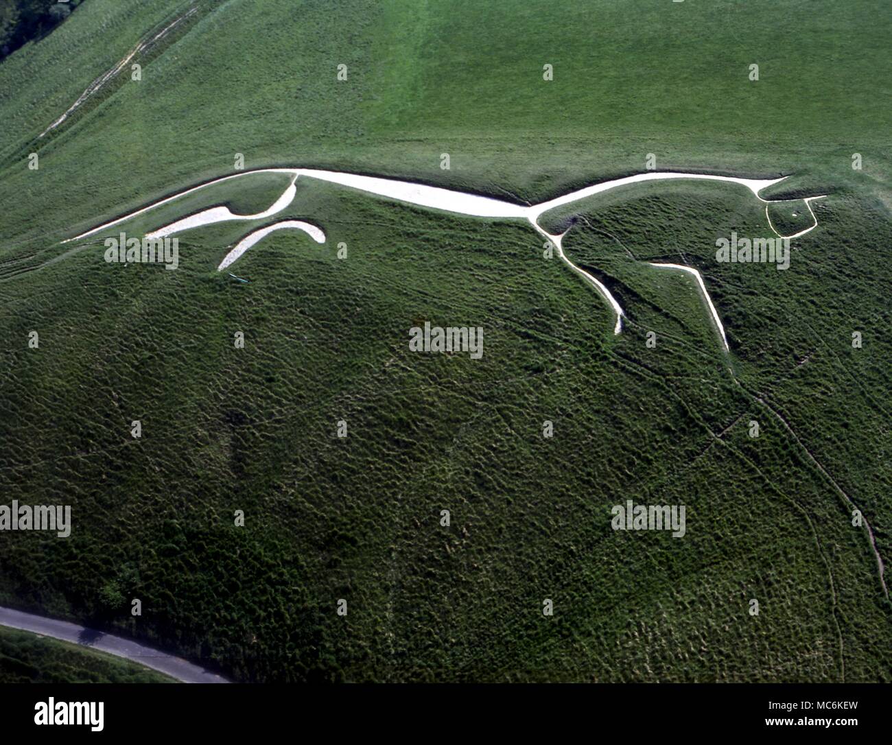 Antenne Großbritannien. Uffington White Horse, etwa 400 Meter von der Uffington fort. Dies ist der älteste White Horse in Großbritannien Zurück zur Eisenzeit datiert. Die Abbildung ist 360 Meter lang Stockfoto