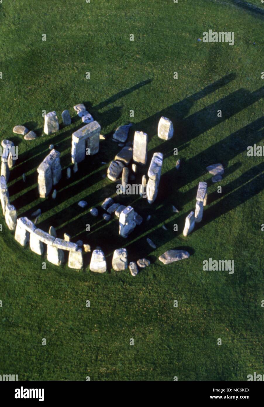 Steine - Luftaufnahme von Stonehenge, die prähistorische religiösen Komplex, begann rund 2.200 v. Chr. innerhalb einer Erdarbeiten ca. 380 Meter im Durchmesser. Einige der sarsens Gewicht 30 Tonnen - der äußere Bereich mit Stürze hat einen Durchmesser von ungefähr 100 Fuß Stockfoto