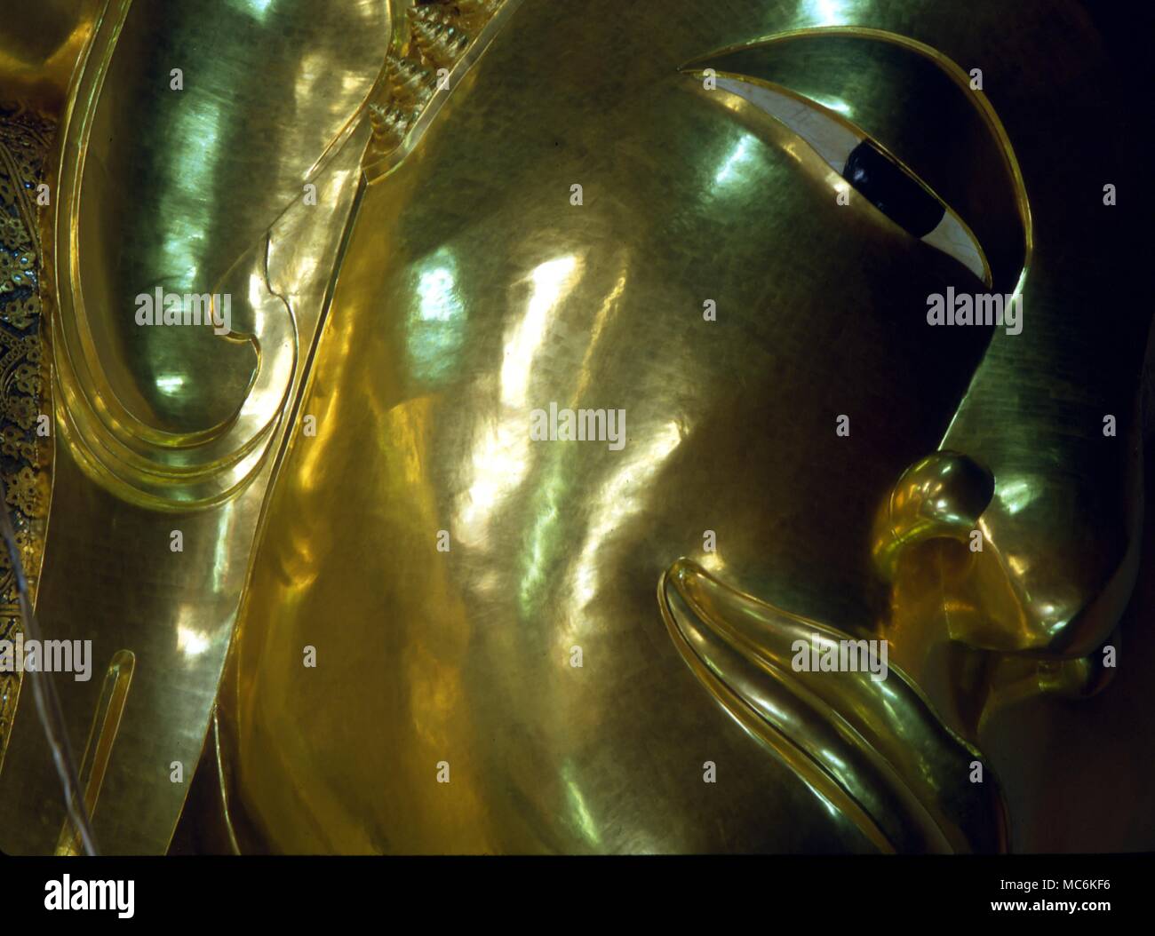 Der Buddhismus Die hude Liegenden Buddha im Wat Po Detail Gesicht Stockfoto