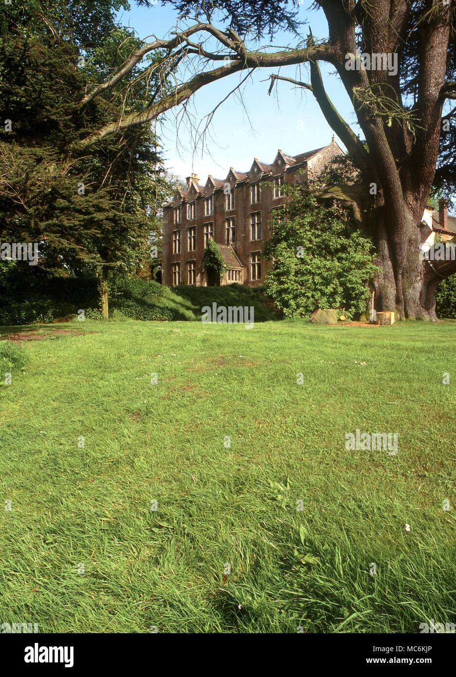 Hauntings. Littledean Halle. Haus der Lords Dean ist die älteste bewohnte Haus in Großbritannien. Es wird gesagt zu haben 11 Geister, einschließlich eines schwarzen Jungen, Lady in Gelb, phantom Coach, weißen Mönch etc. Stockfoto