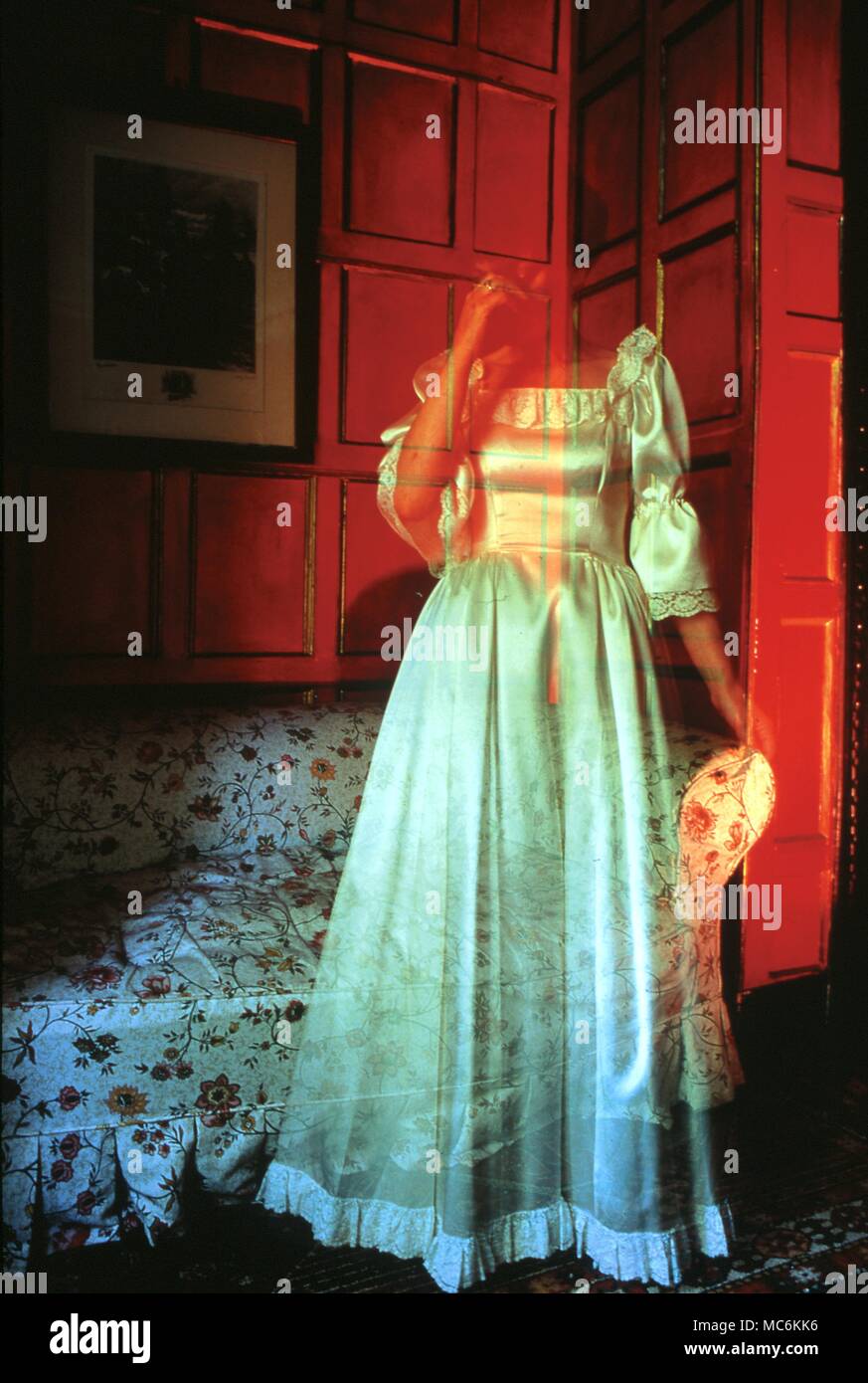 Hauntings. Geist einer Frau in Weiß, in der holzgetäfelten Bibliothek von Kleines Haus, Glos gesehen. Doppelte Belichtung Stockfoto