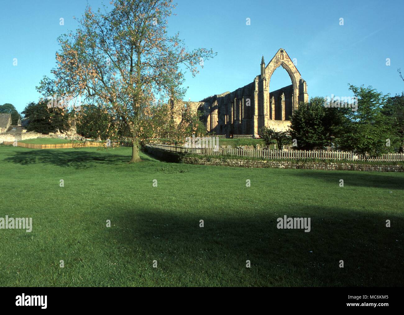 Haunted places - Bolton Abbey, Yorkshire, ist der Geist von einem Mönch" verfolgt werden. Dies kann der gleiche Geist, der als 'beschrieben worden ist, trägt einen schwarzen Mantel''' Stockfoto