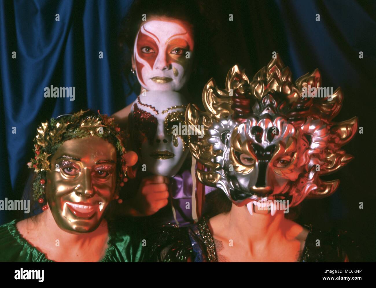 Masken - VENEZIANISCH. Gruppe von Feiernden tragen Venezianischen Karneval Masken Stockfoto