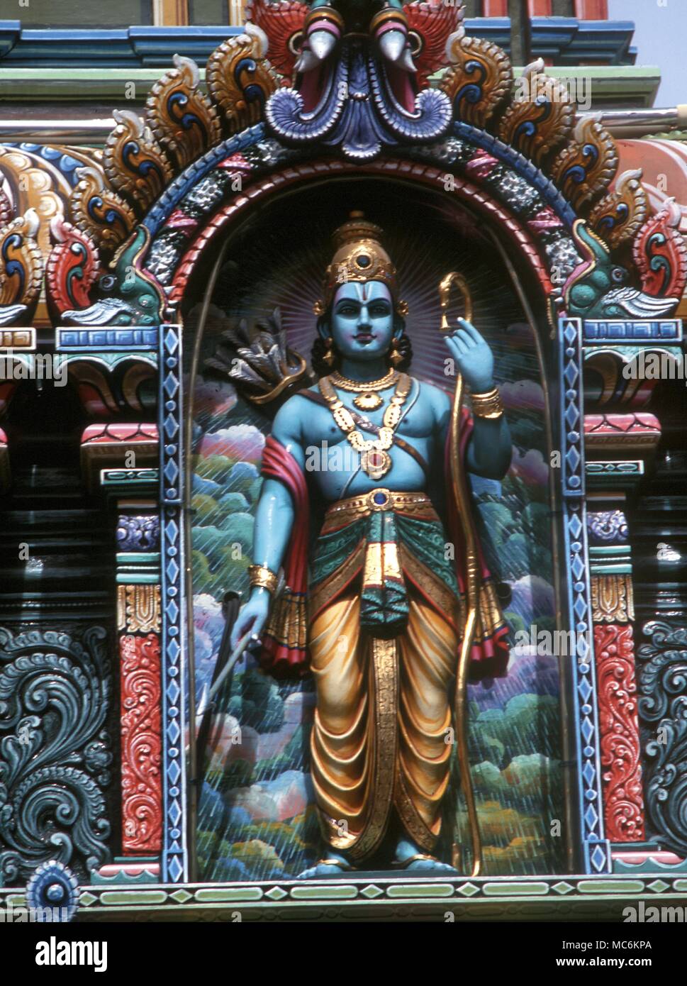 Der hinduistischen Mythologie. Rama mit dem Bogen, einer der avatare von Krishna. Hindu Tempel in Singapur Stockfoto