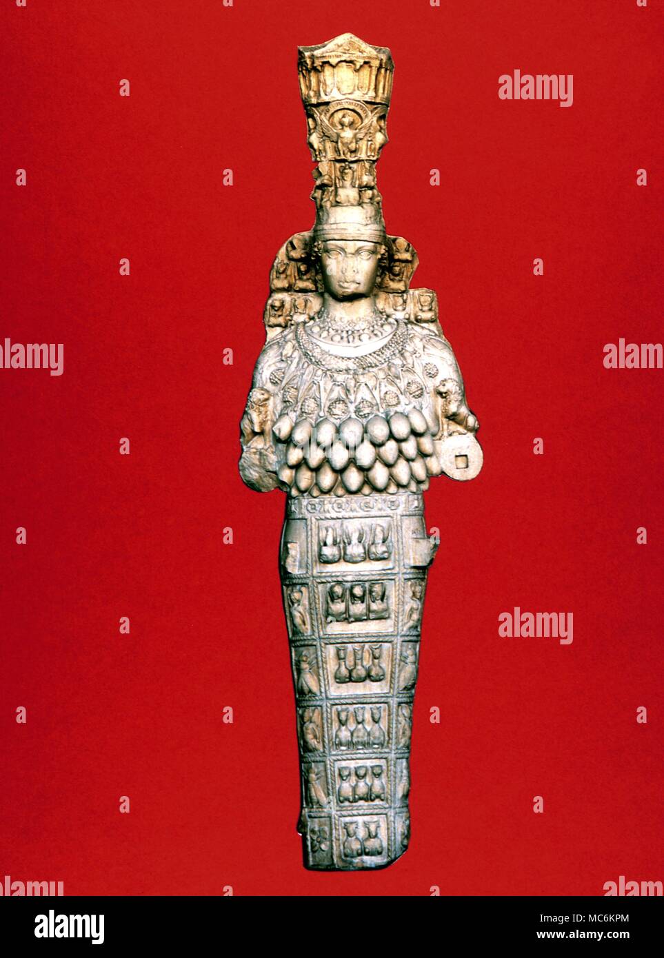 Griechische Mythologie - Bienen. Volle Länge Statue von Diana auf einem roten Hintergrund. Stockfoto