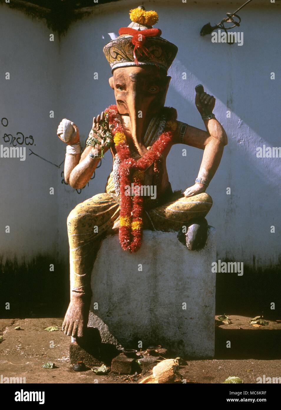 Der hinduistischen Mythologie. Der Elefant - Gott, Ganesh, an einem strassenrand Schrein. Sri Lanka Stockfoto