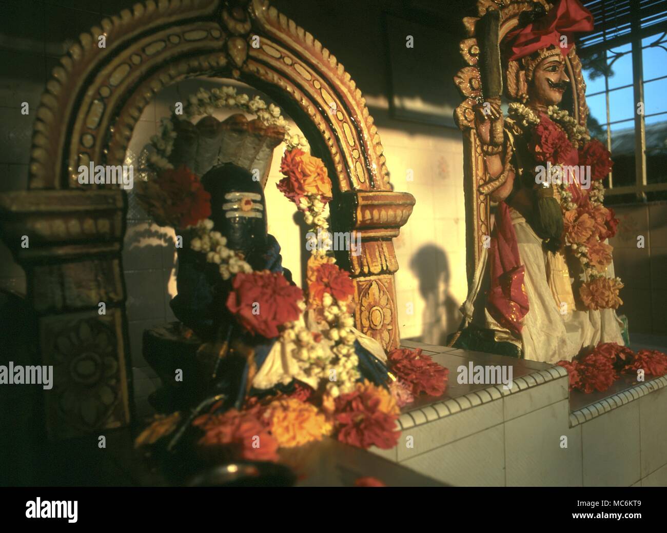 Hinduismus. Die Siva-Lingam auf dem Altar des Muniswarar Tempel. Penang Stockfoto