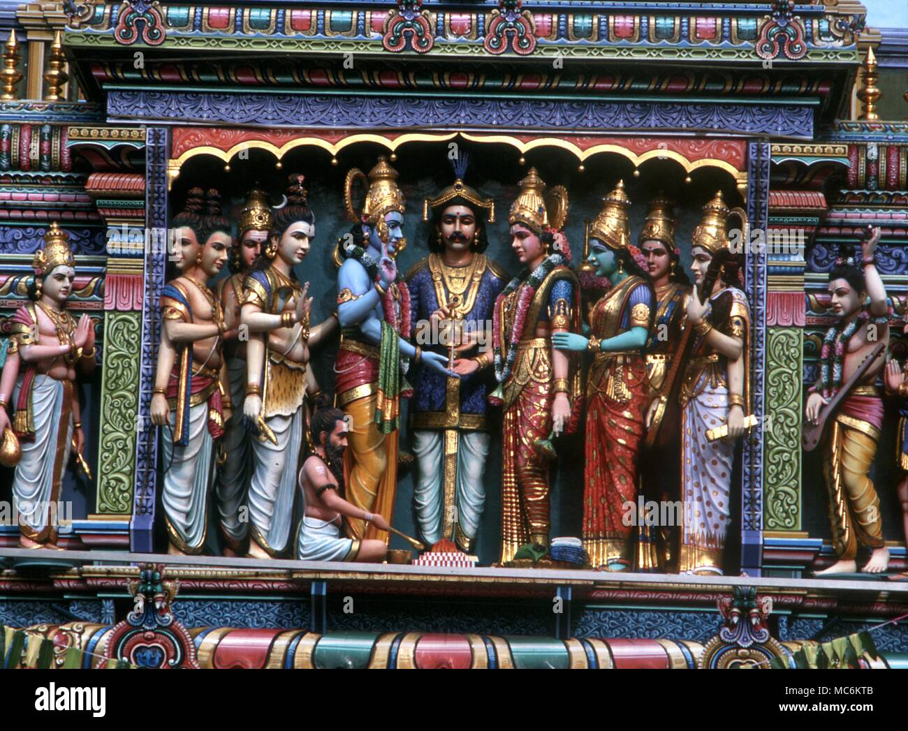 Der hinduistischen Mythologie. Die Ehe von Krishna zu Rukmini. Hindu Tempel in Singapur Stockfoto