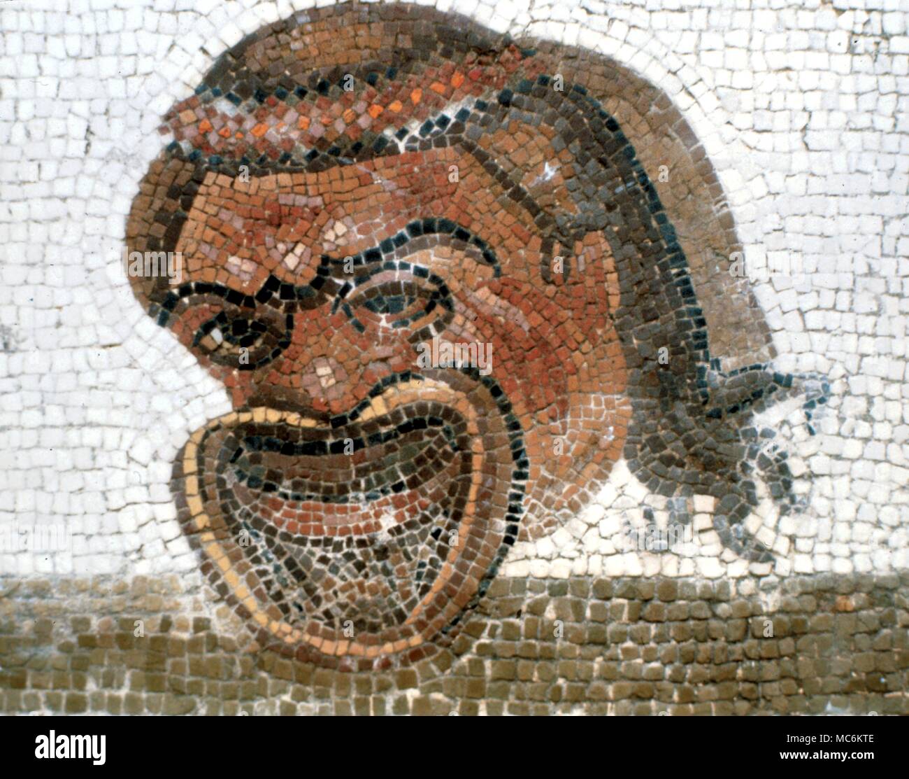Masken. Mosaik der griechischen Tragödie Maske, aus einem restaurierten antiken griechischen Pflaster in der Nähe von Argos, Griechenland. Stockfoto