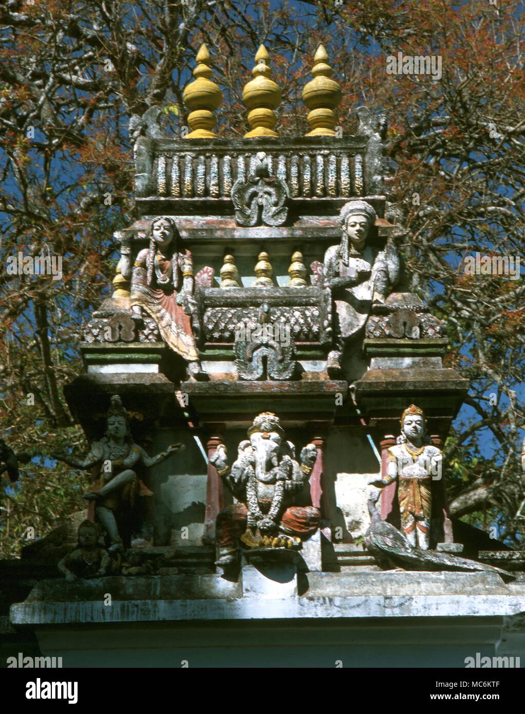 Der hinduistischen Mythologie. Die oberen von einem Hindu Tempel in Sri Lanka. Stockfoto