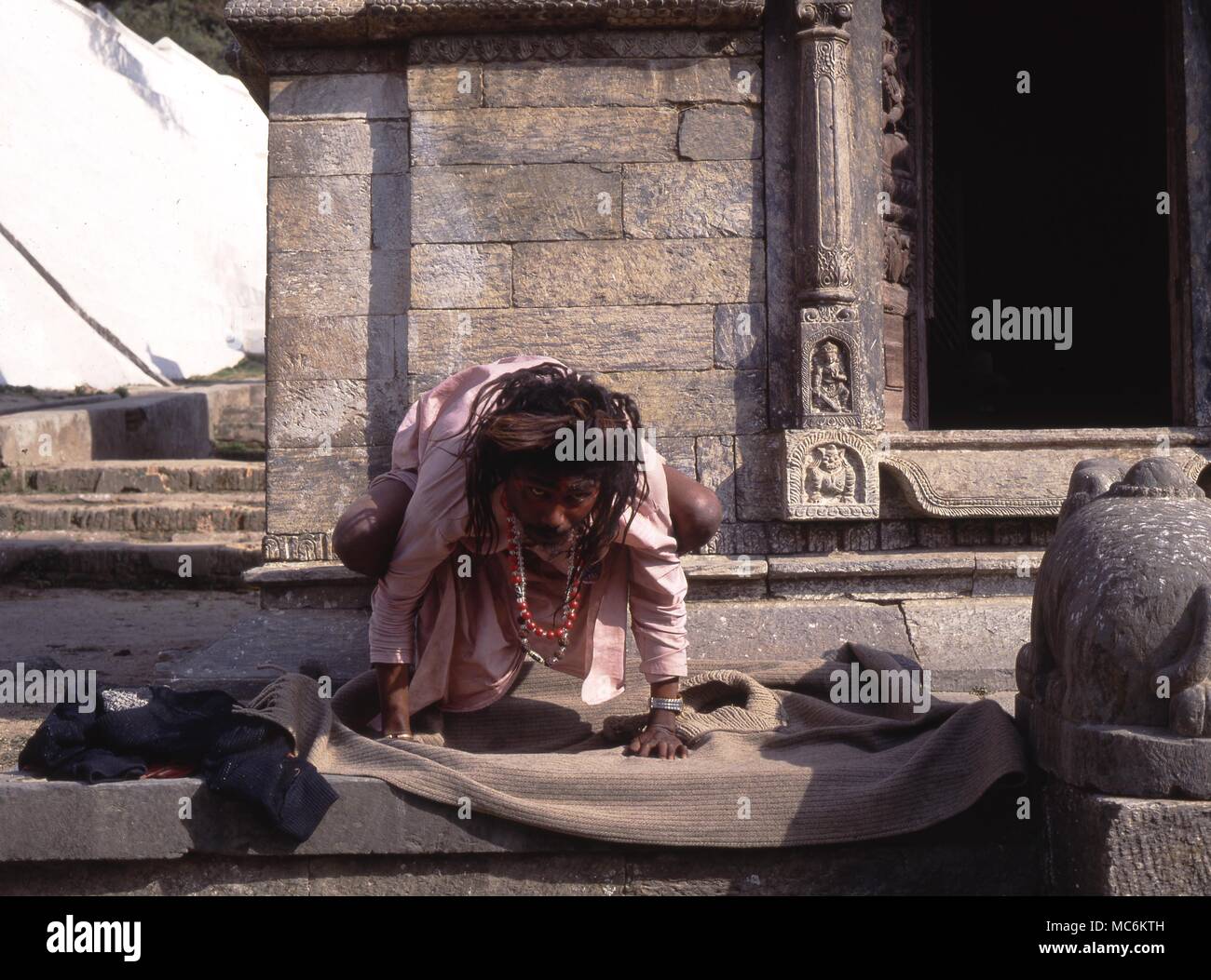 Heiliger Mann oder Fakir in der Nähe auf der vielen Stupas entlang der Bagmati River, Kathmandu Stockfoto