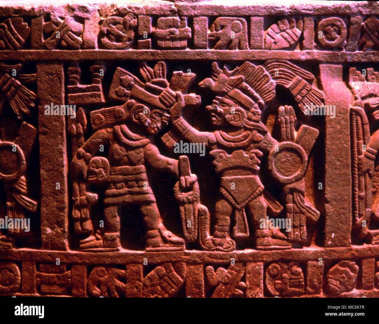 Mexikanischen Mythologie - Kalender Stein des Cuauhxicali, mit mythologischen Figuren & Glyphen für die Monate. Aztec. Stockfoto