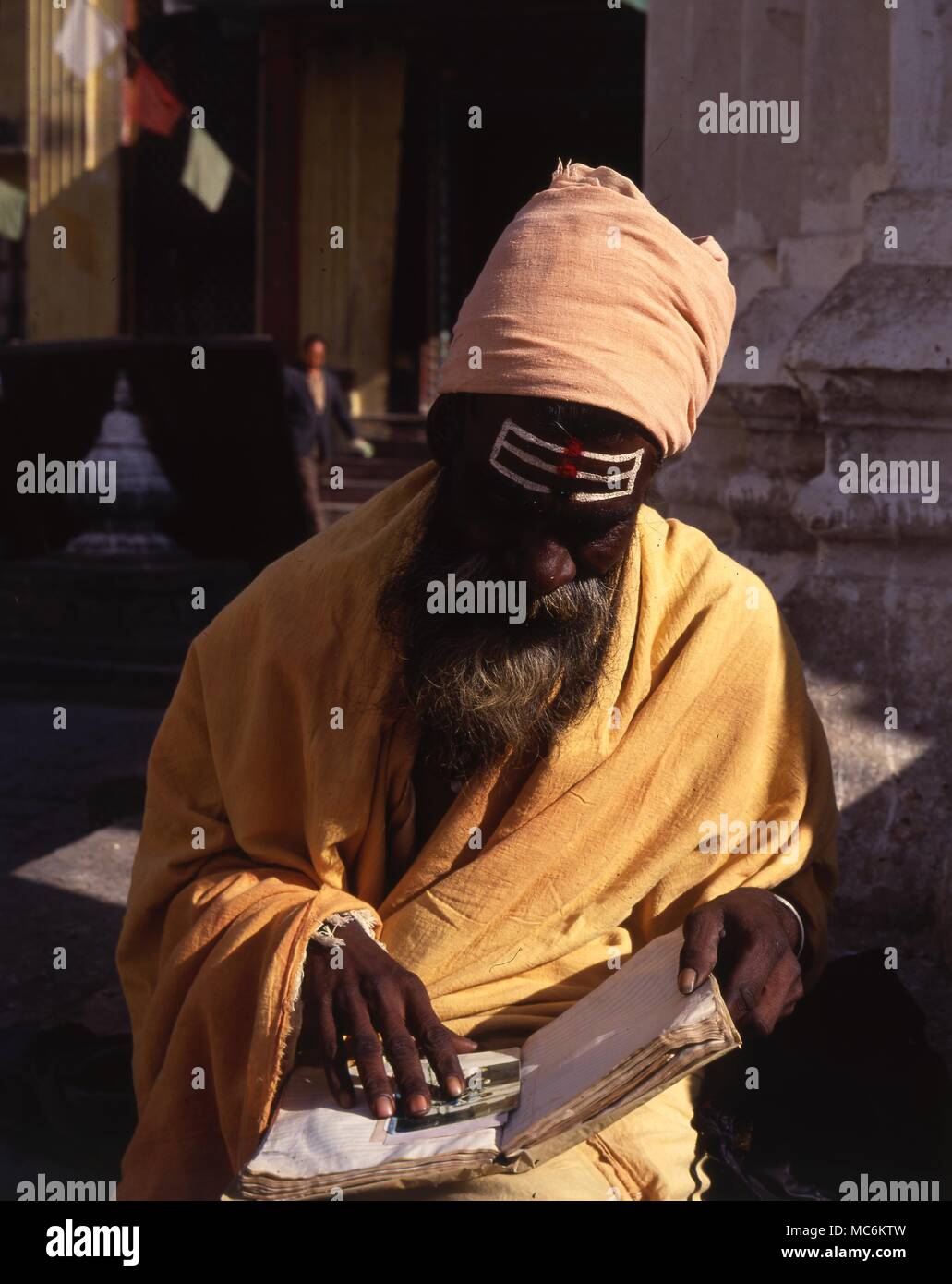 Heiliger Mann, Anhänger von Kali, im Tempel des Swayambhunath Kathmandu. Nepal Stockfoto