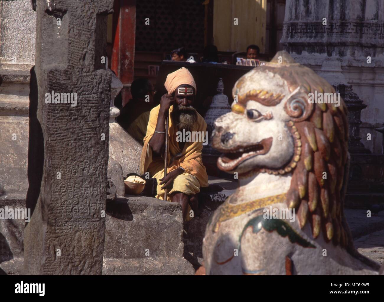 Heiliger Mann (Sadhu), Anhänger von Siva im Tempel der Swayambhunath Kathmandu. Nepal Stockfoto
