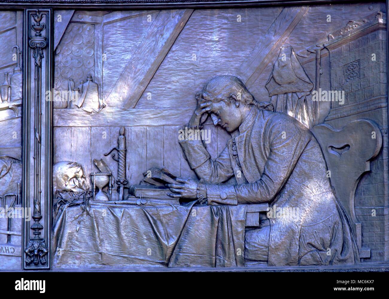Der Homöopathie Hahnemanns. Samuel Hahnemann (1755-1843) als Chemiker. Bas-Relief aus dem Hahnemann Memorial von C.H.Niehaus in der Scott Circle, Washington DC Stockfoto
