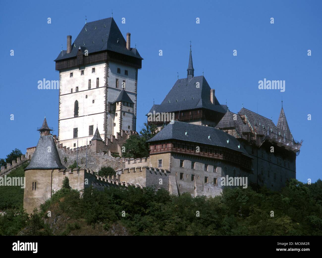 Karlstein Schloss, gebaut von Karl IV. von Böhmen und noch die Mitte von großer Weisheit zu initiieren. Es war ursprünglich die Burg Wächter für die Kaiserliche Krone Schatz und viele heilige Reliquien Stockfoto