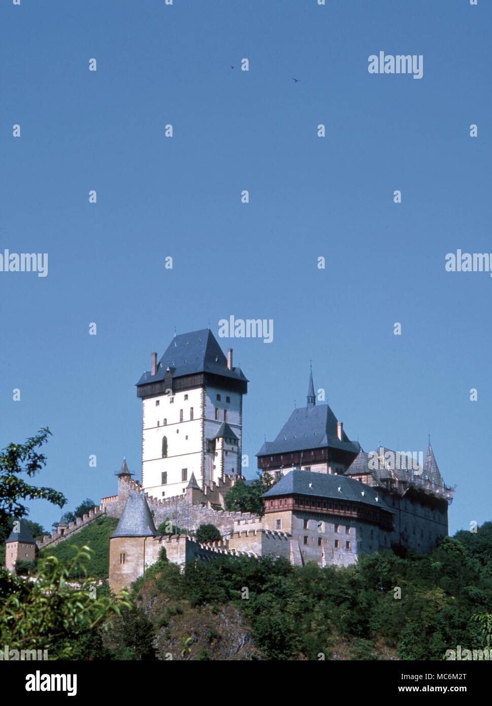 Karlstein Schloss, gebaut von Karl IV. von Böhmen und noch die Mitte von großer Weisheit zu initiieren. Es war ursprünglich die Burg Wächter für die Kaiserliche Krone Schatz und viele der heiligen Reliquien. Stockfoto