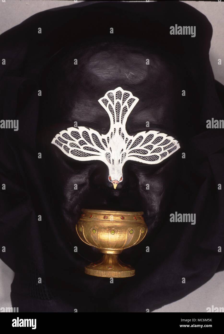 Ritual Maske mit absteigender Taube und rezeptiven Kelch. Während einige wicca Rituale getragen wird. Stockfoto