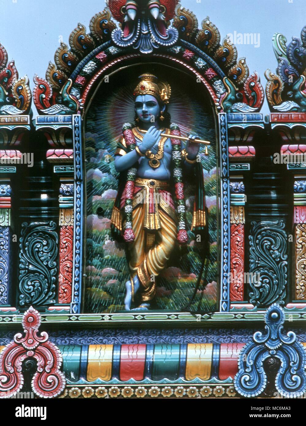 Der hinduistischen Mythologie. Krishna die Flöte zu spielen. Hindu Tempel in Singapur Stockfoto