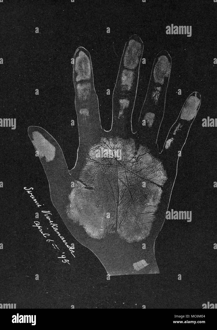 Handlesen - berühmte HAND DRUCKT Die Drucken (auf Papier) rauchten im Jahr 1895 von der Hand des indischen Philosophen Swami Vivekananda (1862-1902), die durch die handleser "Cheiro" (Louis Hamon). Von Cheiro's Sprache der Hand, 1897. Unterschrift des Kunden wird von Interesse sein, die Interessenten in die Graphologie. Stockfoto