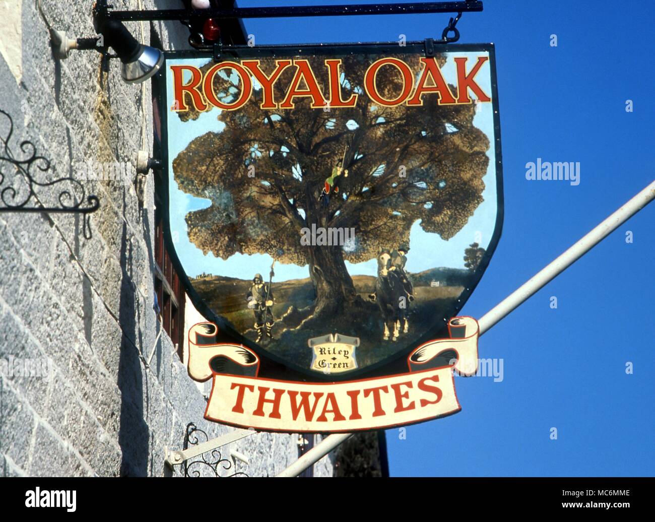 Pub Zeichen für eines der Häuser der Thwaite, The Royal Oak Stockfoto