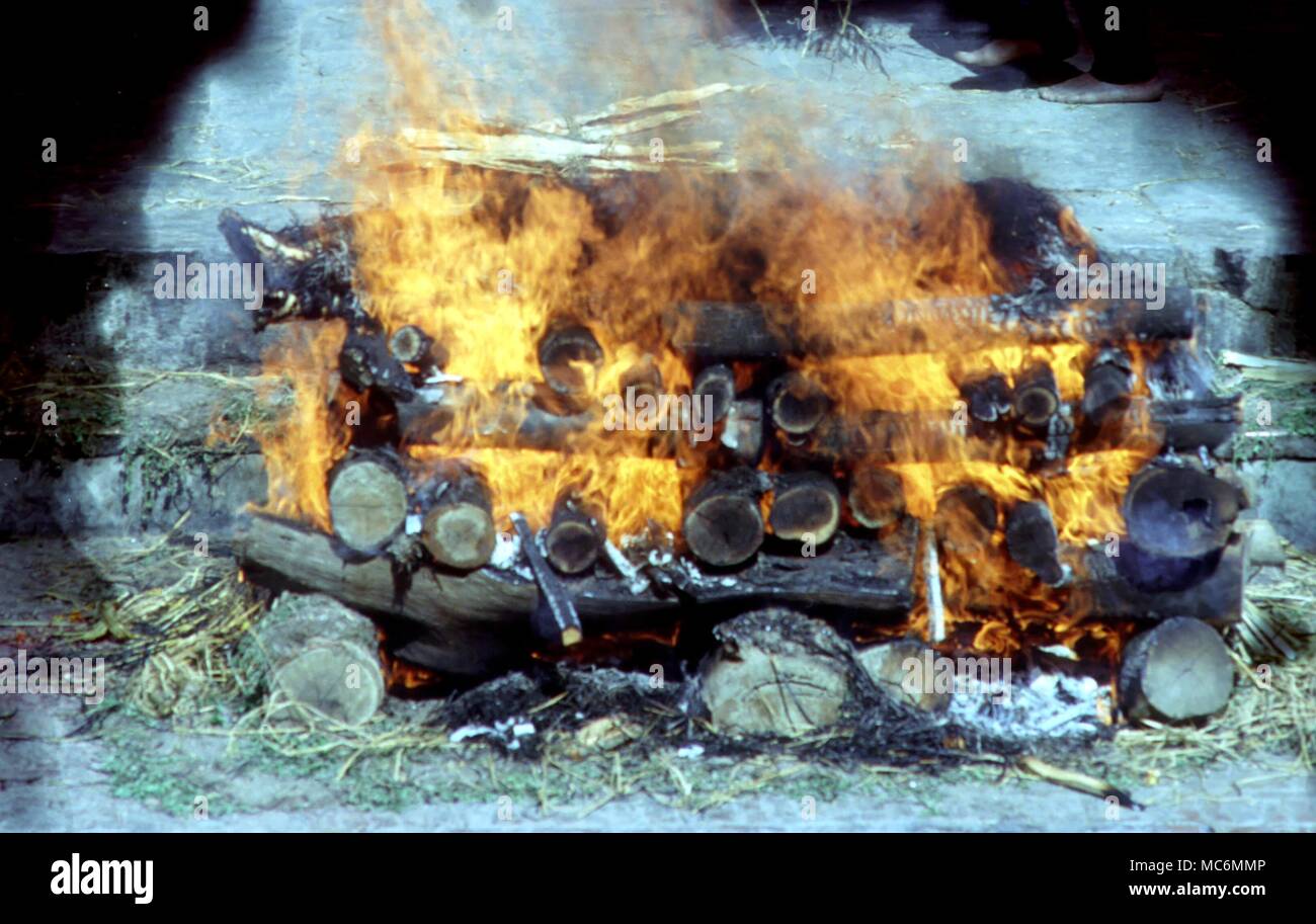 Die einäscherung Feuer ein Körper an einem Der ghats Indien Â® Charles Walker/ Stockfoto